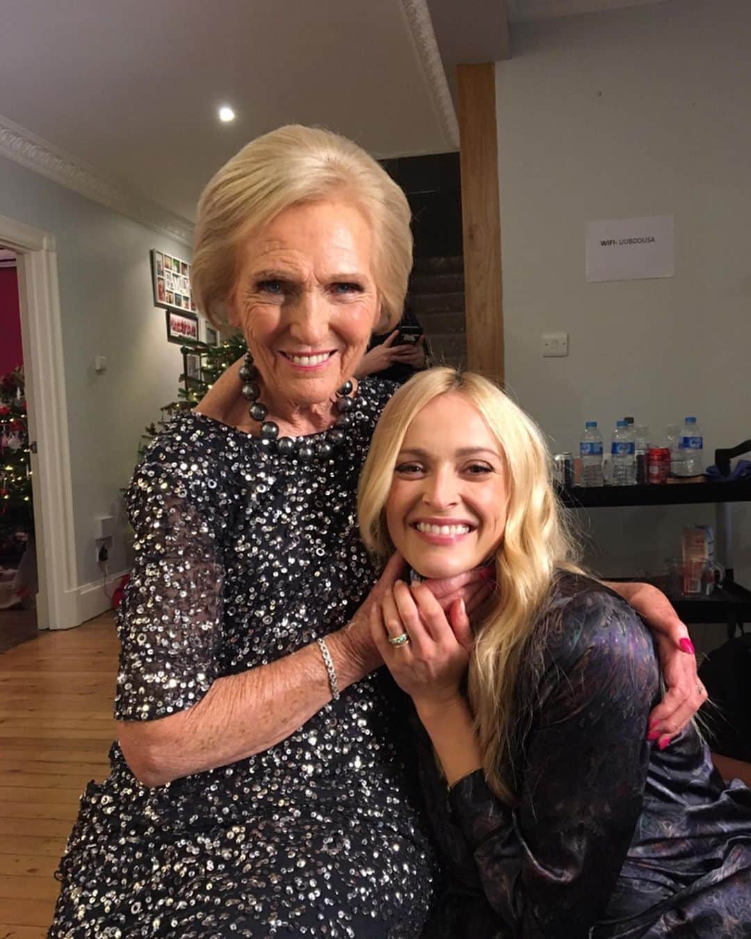 ファーン・コットンのインスタグラム：「Congratulations Mary Berry on your damehood. ♥️ national treasure forever ♥️ (not sure why Mary has me in a headlock here) (totally copied @jamieoliver in posting today)」