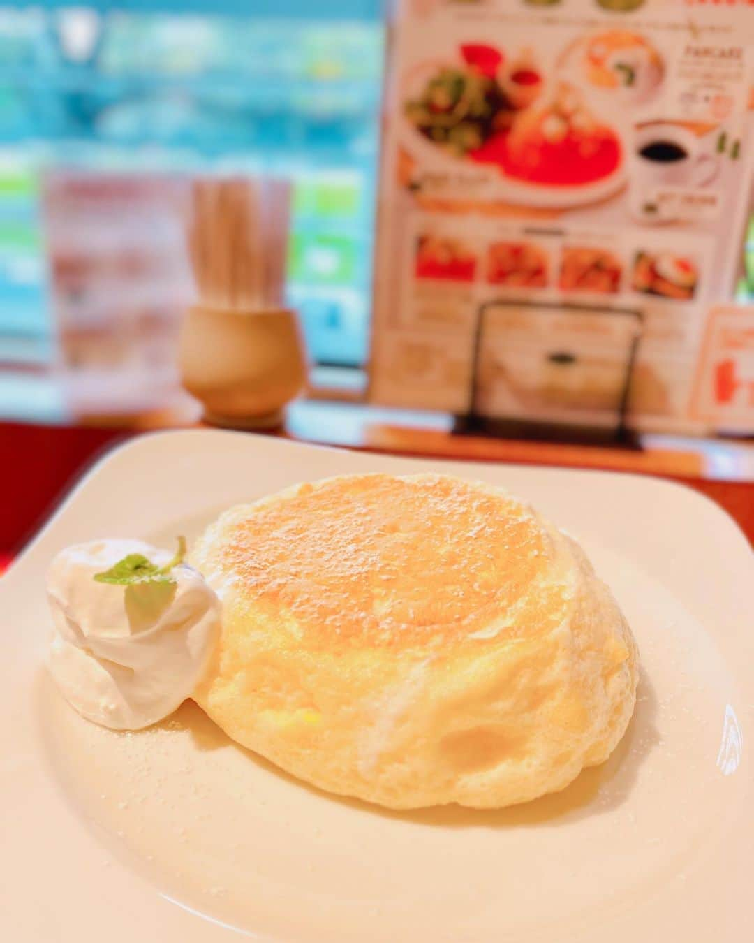 大越かず江さんのインスタグラム写真 - (大越かず江Instagram)「✨ホッとひと息✨  ふわふわのパンケーキ🥞💕 また太る。。。‪𐤔𐤔‬  🍁🍂🍃🍁🍂🍃🍁🍂🍃🍁🍂🍃  ✨ Relieved breath ✨  Fluffy pancakes 🥞💕 Get fat again。。。𐤔𐤔  🍁🍂🍃🍁🍂🍃🍁🍂🍃🍁🍂🍃  #パンケーキ  #pancakes🥞  #ふわふわ  #リラックスタイム  #relax」11月3日 17時42分 - bluemoonseasky