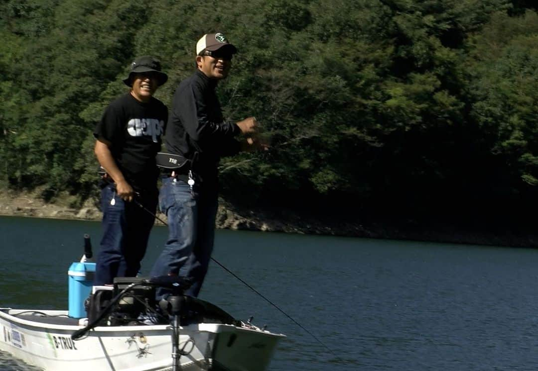 清水盛三さんのインスタグラム写真 - (清水盛三Instagram)「BIGMAMA FISHING TVの動画をYouTubeにアップしてます⤴️ 今回はガッツさんとミチ君とミニトーナメントです‼️ カバーからのバスの出し方も解説してるので是非観てくださいね👍 ・ ・ ・ #bigmamafishingtv  #youtube  #ガッツさん #ミチ君 #エバーグリーン #evergreen  #ダイワ #daiwa #サンライン #sunline #ベイトブレス #baitbreath  #グレンフィールド #ゼクーbyジール」11月3日 17時42分 - morizo_shimizu