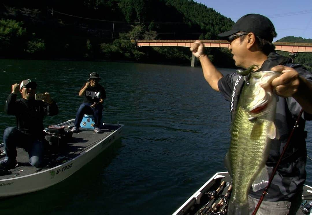 清水盛三さんのインスタグラム写真 - (清水盛三Instagram)「BIGMAMA FISHING TVの動画をYouTubeにアップしてます⤴️ 今回はガッツさんとミチ君とミニトーナメントです‼️ カバーからのバスの出し方も解説してるので是非観てくださいね👍 ・ ・ ・ #bigmamafishingtv  #youtube  #ガッツさん #ミチ君 #エバーグリーン #evergreen  #ダイワ #daiwa #サンライン #sunline #ベイトブレス #baitbreath  #グレンフィールド #ゼクーbyジール」11月3日 17時42分 - morizo_shimizu