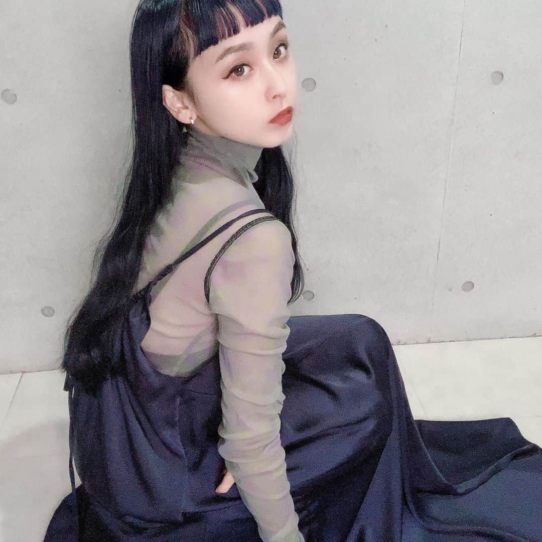 aoiさんのインスタグラム写真 - (aoiInstagram)「@stylevoice_official × @ayame_goriki_official さんのコラボアイテム👗 ネイビーのワンピースを着てみたんだけど、さらさらつるつるで着心地良いし背面がかわいい！ オンラインで買えるみたい！  #stylevoice」11月3日 17時35分 - aoi_301