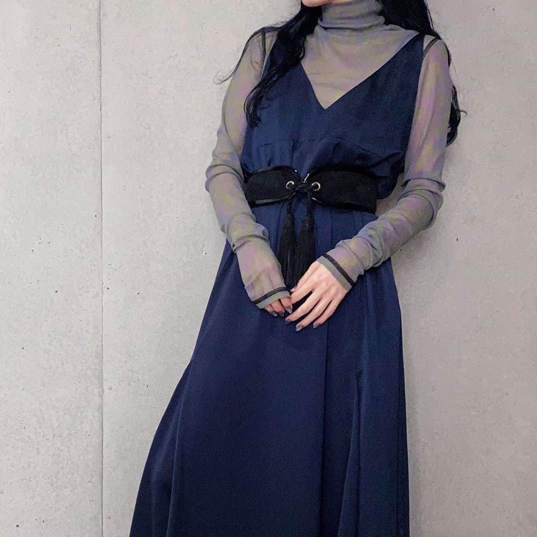 aoiさんのインスタグラム写真 - (aoiInstagram)「@stylevoice_official × @ayame_goriki_official さんのコラボアイテム👗 ネイビーのワンピースを着てみたんだけど、さらさらつるつるで着心地良いし背面がかわいい！ オンラインで買えるみたい！  #stylevoice」11月3日 17時35分 - aoi_301