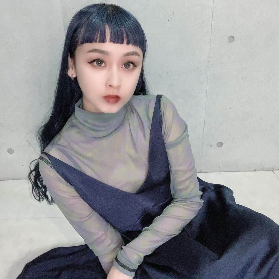 aoiのインスタグラム：「@stylevoice_official × @ayame_goriki_official さんのコラボアイテム👗 ネイビーのワンピースを着てみたんだけど、さらさらつるつるで着心地良いし背面がかわいい！ オンラインで買えるみたい！  #stylevoice」