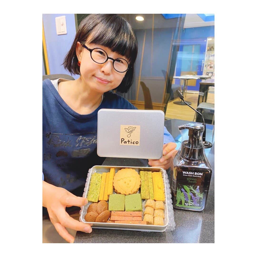 土井コマキのインスタグラム：「今日のプレゼント🎁「これって未来に繋がってるんじゃない？」なアナタのアクション教えてくださいね。  ちなみに今日着てるトレーナーは、ステンシルアーティストのモリヤさんに、アップサイクルしてもらったもの。新しい気持ちでまた着れる♡これもSDGsかも。 #802sdgs  @tsutomu_moriya」