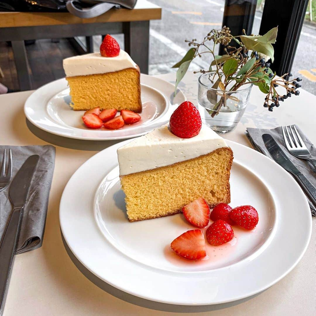 あゆまっくすさんのインスタグラム写真 - (あゆまっくすInstagram)「﻿ ﻿ ◆ヴィクトリアスポンジケーキ　780円(税別) ﻿ ﻿ ﻿ 吉祥寺にあるマーガレットハウエルカフェで﻿ いちごのヴィクトリアスポンジケーキをいただきました。﻿ ﻿ こちらはイートイン限定メニュー。﻿ 大きめカットのケーキにいちごが添えられています🍓﻿ バターの風味を感じるスポンジはほどよい硬さで好み♩﻿ クリームがリッチでおいしい！﻿ 焼き菓子と生ケーキの中間のようなスイーツでした☺️﻿ ﻿ ﻿ 提供期間: 通年・イートイン限定﻿ 訪問店舗: マーガレット・ハウエル 吉祥寺 SHOP & CAFE (JR中央線吉祥寺駅から徒歩約7分)﻿ ﻿ ﻿ ﻿ ﻿ #マーガレットハウエル吉祥寺#マーガレットハウエルカフェ#MARGARETHOWELL#ヴィクトリアスポンジケーキ#スイーツ#デザート#いいね返し#カフェ好きな人と繋がりたい#カフェ#カフェ巡り#東京カフェ#tokyocafe#tokyofoodie#吉祥寺カフェ#吉祥寺グルメ#西荻窪ランチ#吉祥寺カフェ#吉祥寺#kichijoji」11月3日 17時38分 - ayumax666