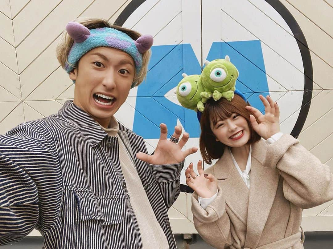 にたまごさんのインスタグラム写真 - (にたまごInstagram)「マイク＆サリー🥝🍇♥﻿ ﻿ ﻿ なんでカチューシャ2つになったか？？💭﻿ それを今回はお話しますな🙏🏻💕﻿ ﻿ こんな裏エピソードがあったのです🤣﻿ ﻿ ﻿ 👩🏻‍🦰👱🏻‍♂️まず、2人でマイクカチューシャを買った﻿ ﻿ 👩🏻‍🦰👱🏻‍♂️2人の頭にマイクがのってた  (マイク＆マイクなってた)﻿ ﻿ 👱🏻‍♂️前のカッポー見てふと気づいたともやん。﻿ 「もしかして、でかい方がサリーで﻿  ちびがマイクになるんやないん？笑」﻿ ﻿ ﻿ こうしてサリーのヘアバンド﻿ を買うことに。﻿ ﻿ ﻿ 👩🏻‍🦰「そのマイクどうするの？？﻿  つけなきゃかわいそう〜！」﻿ ﻿ 👱🏻‍♂️「にたまごが2つつければええやん、﻿  ミッキーみたくなるで😘」﻿ ﻿ ﻿ こうしてにたまごはマイクとマイクの2個付けに﻿ なったのでありました🥝🥝﻿ ﻿ でもこの2個付けのおかげで、﻿ キャストさんに絶対つっこまれるし、﻿ モンスターズインクのアトラクションの最後に﻿ 「あなた頭にモンスター飼ってるでしょ。﻿  バレてるわよ」﻿ って言われるのでオススメです🤣✌🏼﻿ ﻿ ┈┈┈┈┈┈┈┈┈┈┈┈┈┈┈┈┈┈┈┈﻿ ﻿#にたまご  #ともやん #ディズニー #ディズニーランド  #ディズニーコーデ  #ディズニーカチューシャ  #東京ディズニーランド  ﻿#モンスターズインク #マイク #サリー」11月3日 17時45分 - __nitamago__