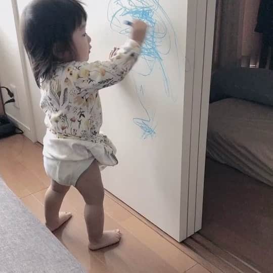 中谷一馬のインスタグラム：「我が家のアーティストみよちゃん👶 最近は、お絵かきに興味津々☺️ 感性が豊かな子に育ってくれたら嬉しいなと思いながら、父と母はみよ画伯の後片付けで雑巾掛け😓笑 ちょっと申し訳ないと思うのか、お父さんお母さんの真似をしているのか、自分でもたまにお掃除します😓笑  #衆議院議員 #中谷一馬 #港北区 #都筑区 #子育て #娘 #かわいい😍←#親バカ」