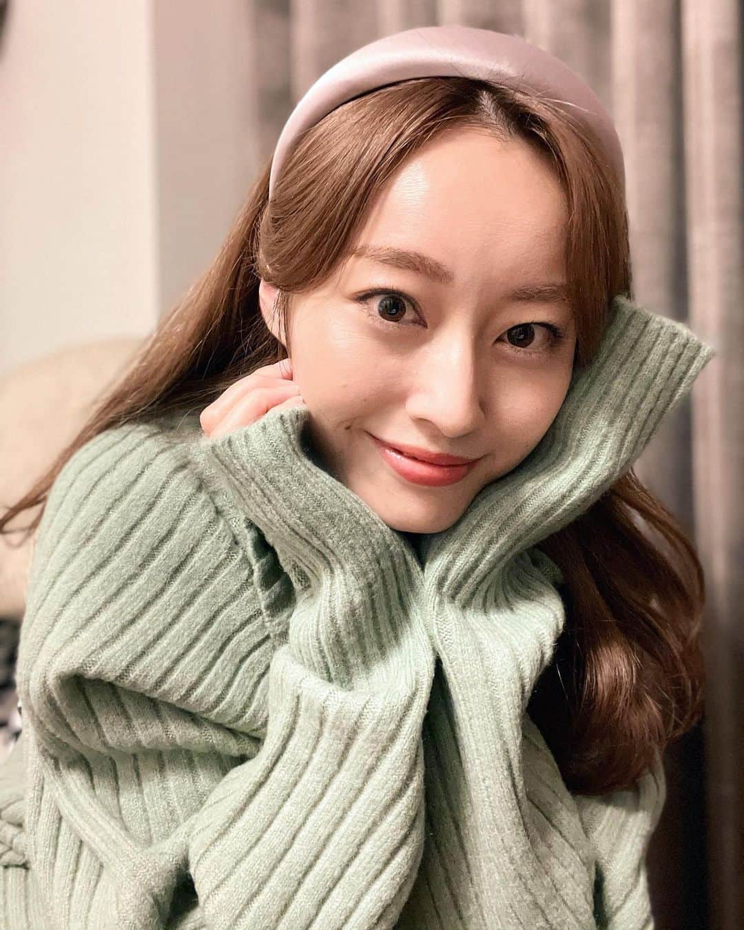 小祝麻里亜のインスタグラム：「iPhone12proに変えたら高画質すぎて、加工で全て隠したくなる🤣✨✨1枚目はポートレートモードで撮りました！実物の色に近く映るから、被写体が風景やコスメだと凄く嬉しい📸  11/5限定発売のエテュセの新作リップを塗ってみたよ☺️💄  ブルベでもイエベでも馴染むリップエディション(ティントルージュ)はお出かけの時も、リップ落ちをあまり気にせず過ごせます😊🍷  ほてリップで大人気の唇美容液はティントルージュの下地にも使えるし、美容オイル配合されてるから乾燥も縦じわ解消されるし、おうち時間に愛用中！限定発売だから買い足そうかな。。🤔  2枚目は実物の色そのものだから、参考になったらいいな🙆‍♀️  【使用色アイテム】 @ettusaisjp  リップエディション #ティントルージュ 01ブライトレッド リップエディション #プランパー  リッチスタイル01クリアラベンダー  ． ． ＿＿＿＿＿＿＿＿＿＿ #エテュセ #お気に入りコスメ #秋コスメ#コスメレビュー #新作コスメ #makeup #instabeauty  #rouge #ettusais #pr#오운애티튜드 #화장품 #뷰티스타그램 #메이크업 #메이크업스타그램」