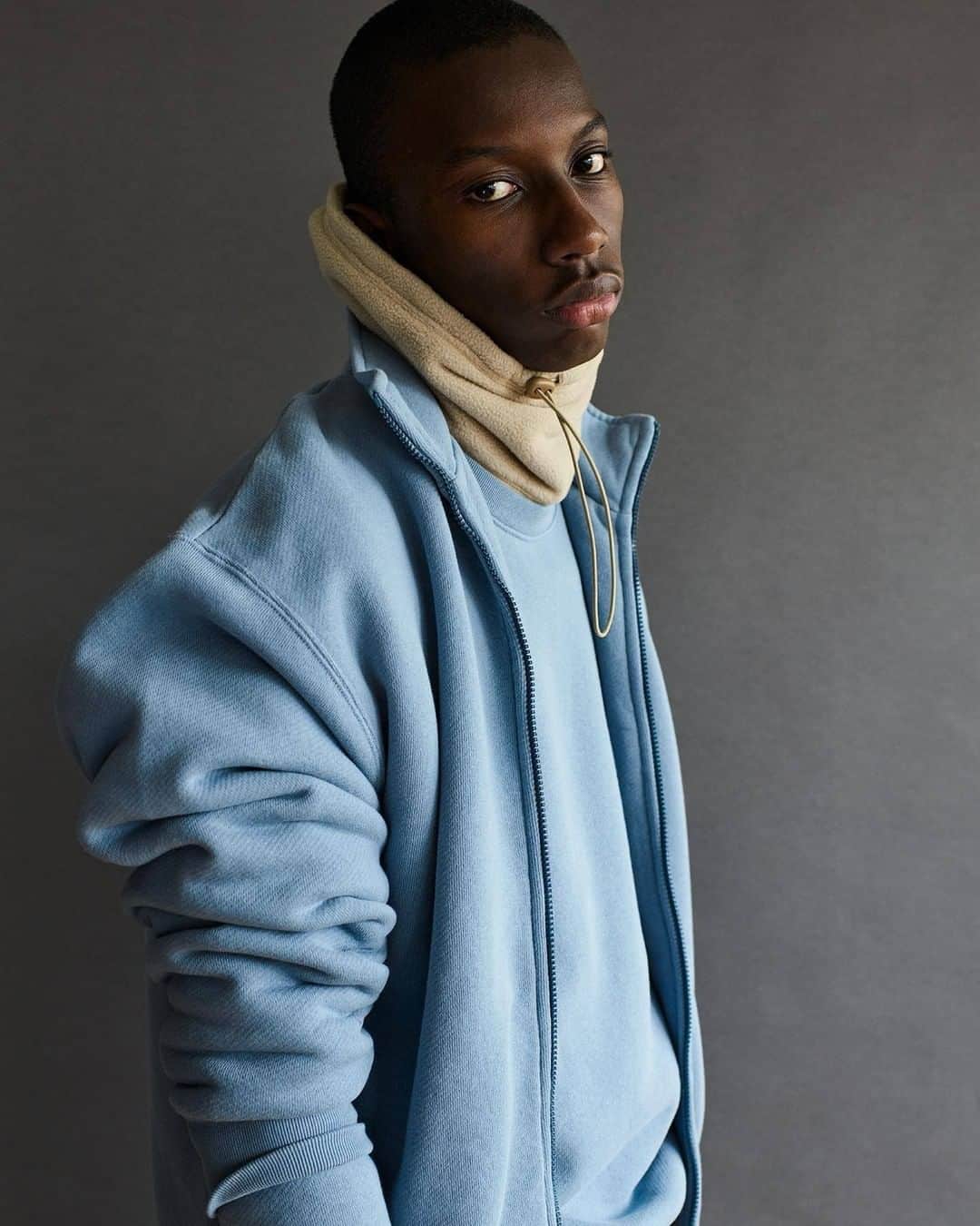 アメリカンビンテージのインスタグラム：「Our creation studio empowers blue for Autumn/Winter 2020/21. Here, fleece pieces share the same shade for a bold and flexible colour block effect. ___ #AmericanVintage #FW20 #menswear」
