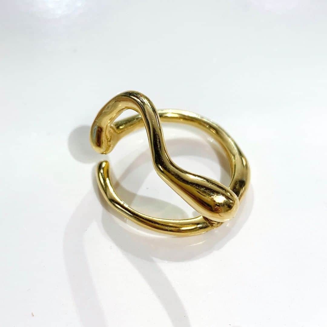 SPURさんのインスタグラム写真 - (SPURInstagram)「KNOWHOWのイヤーカフです。でもこちら、リングとしても使用できる優れもの。２WAYってやっぱり嬉しいですよね😊お値段は￥17,000です。（編集U）  #KNOWHOW #ノウハウ #イヤーカフ #リング #SPUR #ring #earcuff #earcuffs #accessory #jewelry #knowhowjewelry #マルチウェイ #2way」11月3日 18時00分 - spurmagazine