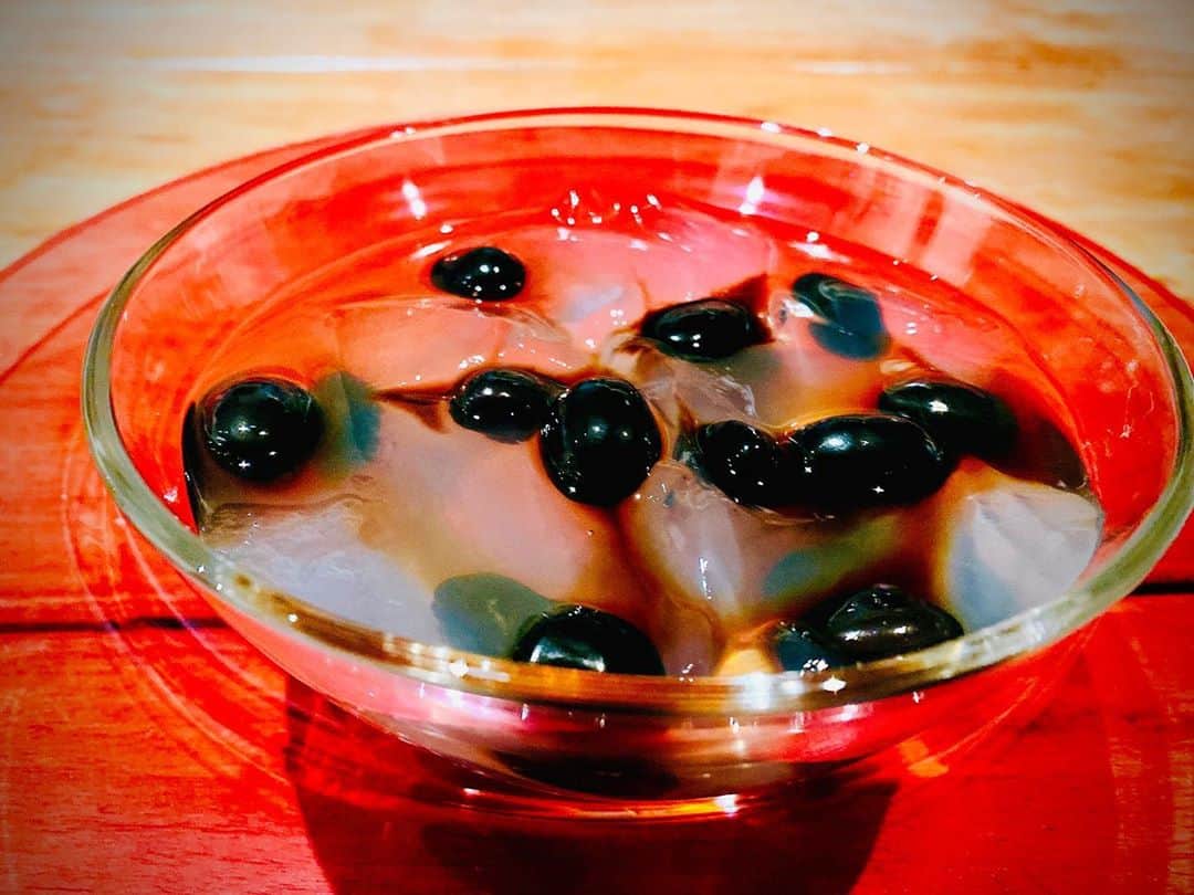 のインスタグラム：「・  急に食べたくなって 買っちゃいました パティスリーSATSUKIのスーパー黒豆かん 絶対にはずなさい手土産です  #スーパー黒豆かん #パティスリーsatsuki  #ホテルニューオータニ東京  #はずさない手土産  #春風亭小朝  #インスタはじめました」
