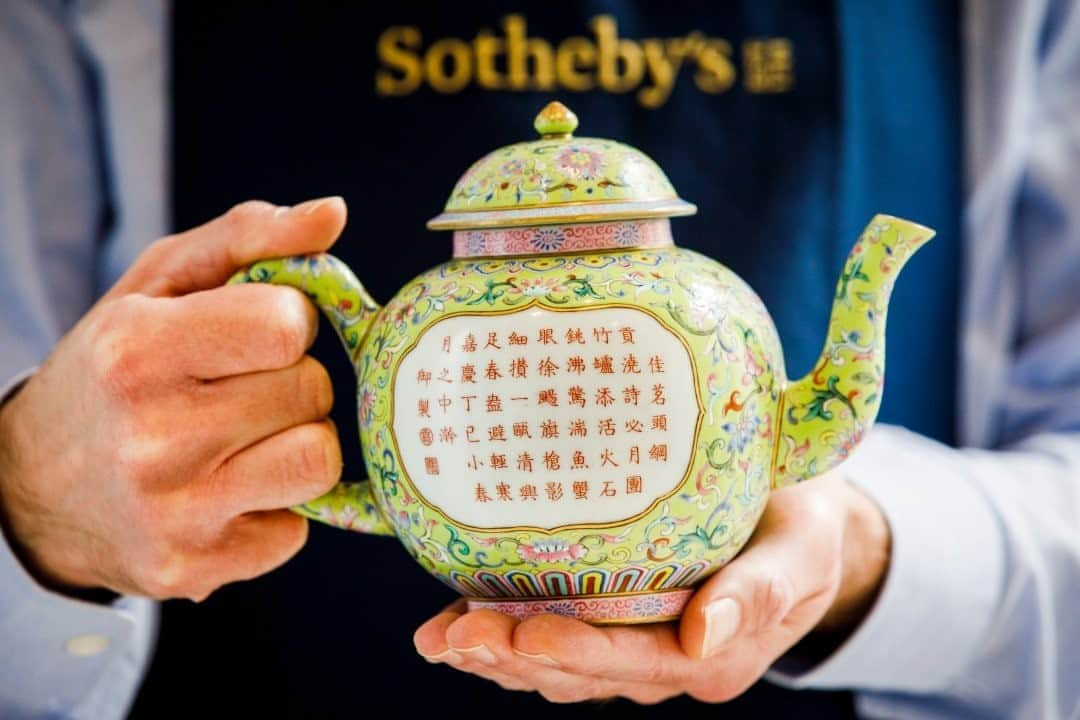 サザビーズさんのインスタグラム写真 - (サザビーズInstagram)「Time for tea 🍵 This rare lime green-ground famille-rose and gilt-decorated teapot and cover was made during the reign of the Jiaqing Emperor (1796-1820). It bears a poetic inscription extolling the virtues of tea drinking composed by the then retired Qianlong Emperor on the 10th lunar month of 1797. The art of tea drinking represented a shared passion for the Qianlong and Jiaqing emperors, and the imperial kilns at Jingdezhen produced significant amounts of teawares for the court.  The 45-lot sale of ‘Imperial Porcelain – A Private Collection’ takes place in London tomorrow, ahead of our sale of 'Important Chinese Art'.  Link in bio for more information. Please note: When handling porcelain objects, gloves can sometimes mask the sensitivity of fingertips.   #SothebysAsianArt」11月3日 18時00分 - sothebys