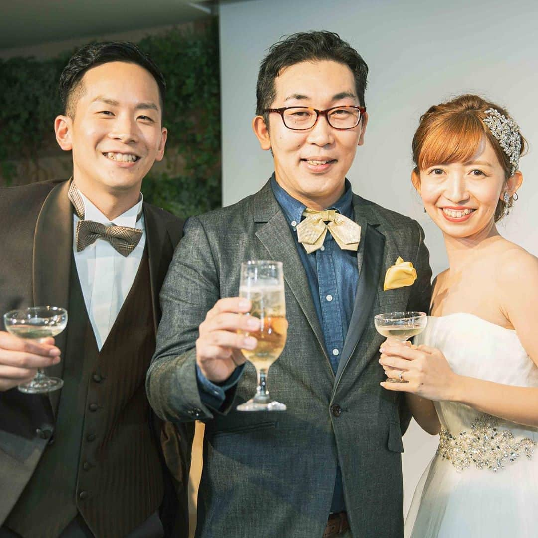 hacocoro weddingさんのインスタグラム写真 - (hacocoro weddingInstagram)「. . 最初にご紹介するのは 「一体感 × シャンパンタワー」  光と照明と音楽で ウェディングらしい演出の シャンパンタワーは ただ華やかなだけではありません！  入場直後の少し緊張されている新郎新婦さまと ゲスト様との距離が乾杯前にここまで縮まることで 会場の温度を一気に上げてくれるのです！  乾杯の発声を頂く方も 温かな雰囲気の中で乾杯ができますね🎶  ------------------- #hacocoro をつけて、 皆さんの素敵なアイデアをシェアしてね⁂* 公式IGにてリグラムされるかも♡ ------------------- #ココロつながる笑顔の連鎖 #wedding #artdirection #15次会 #花嫁DIY #パーティ #会費制ウエディング #幹事代行 #二次会代行 #2020秋冬婚 #ウエディングフォト #ウエディングプランナー #会場コーディネート #結婚式 #結婚式DIY #結婚式二次会 #装飾 #貸切会場 #貸切パーティー#二次会会場 #プレ花嫁 #おしゃれさんと繋がりたい #結婚式を諦めない  #シャンパンタワー #パーティレポート #ウェディングアイディア #ウェディング演出」11月3日 17時56分 - hacocoro_wedding