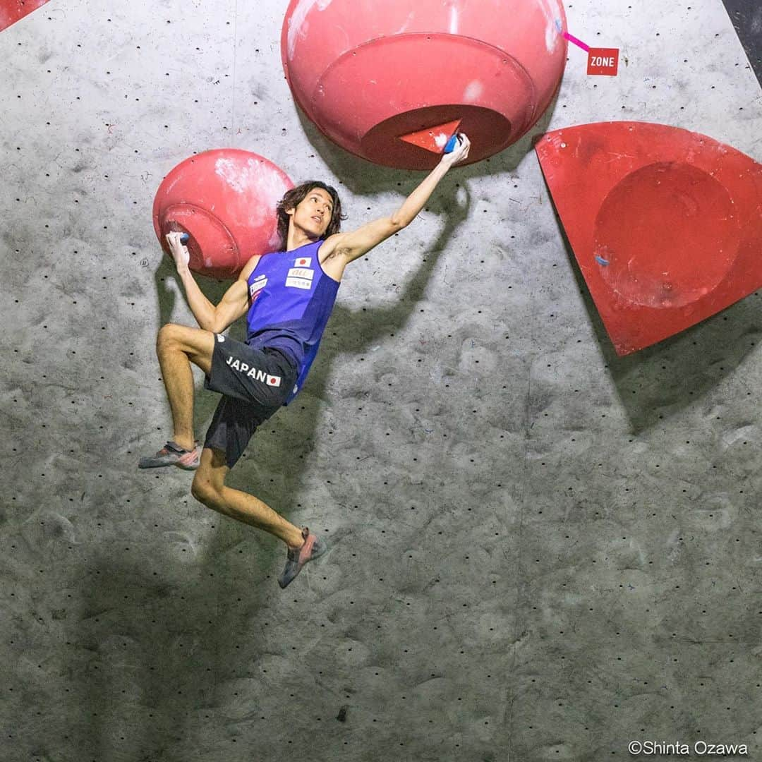 楢﨑明智のインスタグラム：「TOP OF THE TOP 2020  • The results were Lead 2nd & Bouler 5th. • In such a big game, I’m confident to climb in the both boulder and lead finals while only Japan national climbers could join it. Moreover, I’m simply so happy to stand on the lead podium for the first time after my youth period😊 • I finally wore the national uniform in 2020. The competition was really fun and gotta motivated. I will train hard for the future💪🏻 • In the end, I shall show my great pleasure for all competition limited staffs and the national coaches who did beley for us.🙇🏻‍♂️ • Congrats for the double win @tacata_tottori👏🏻 • TOT2020が終了しました。 結果は、リード2位、ボルダー5位でした。 • 日本代表選手しか出場できないハイレベルな大会でボルダー・リード共に決勝に残れたことは凄く自信になりました。 なによりユースを卒業してからリードで表彰台に初めて乗れたので素直に嬉しいです😊 • 今年初めて代表ユニフォームを着ての大会はとても楽しくモチベーションになったのでこれからも練習に励みたいです💪🏻 • 最後に、監督たち自らビレイしてくださるなど少ないスタッフでも大会を開催してくださってありがとうございました🙇🏻‍♂️ そしてボルダー、リード共に優勝した高田くん @tacata_tottori 本当におめでとうございます👏🏻 • photos by @shintaozawa  • #teamau #日新火災 @adidasterrex @frictionlabs」