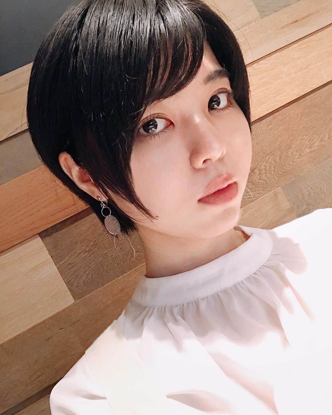 砂川涼音のインスタグラム：「浮上してない間に 髪をばっさり切りました✂︎ . 高校ぶりのショートで慣れるまで 後ろ髪を触る仕草をしてしまう😂 .」