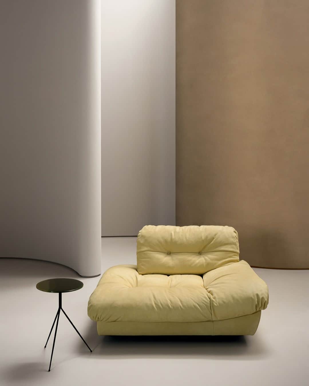 Baxterのインスタグラム：「"Always design a thing by considering it in its next larger context – a chair in a room, a room in a house, a house in an environment, an environment in a city plan"  (Eliel Saarinen)   MILANO half sofa by @paola.navone and LIQUID small table by @dragaandaurel   📷 @andreaferraristudio   #moodbook2021 #baxtermadeinitaly #baxter #newcollection #interiordesign #interior #design #furniture #2021 #leather」