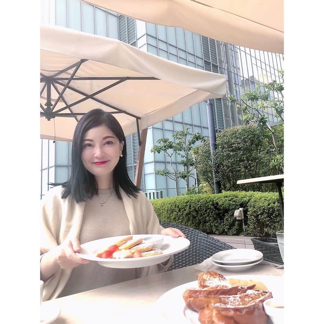 永末まゆのインスタグラム：「安心して食事🍽が出来るテラス席を楽しめるのも、季節的にもうそろそろ終わりかなー🍃🍂  #サラベス東京 は、開放的、むしろ外！な貴重なお店🥞🍓☕️  早く何も気にせず外出できる様にならないかなー🥺  ・ ・ ・ #SARABETH'S #サラベス #新しい生活様式 #東京カフェ #テラス席  #丸の内カフェ #パンケーキ部」