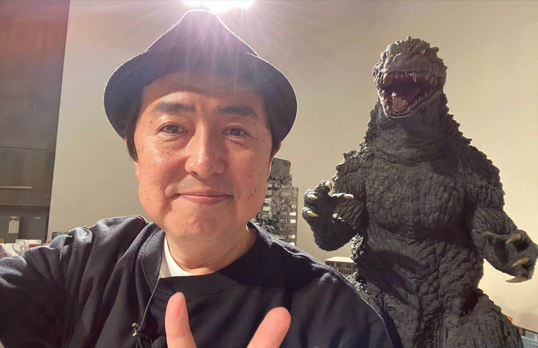 笠井信輔さんのインスタグラム写真 - (笠井信輔Instagram)「ゴジラ・フェス・オンライン2020  9時間の生配信番組の総合司会、6時間が過ぎました  東宝シンデレラの山崎紘菜ちゃんをゲストに迎えて楽しくやっております  とてつもない番組になっています  初代ゴジラの白黒映画をNHKの協力を得て1部カラー化して皆さんにご覧いただきました  これがもう美しくて大興奮  そして私と紘菜ちゃんが出演するゴジラの新作ショートムービーもすばらしいミニチュアワークの特撮の仕上がりでした  私、念願叶ってゴジラに殺されるアナウンサーになれました。  7時からはゴジラの製作者たちがお酒を飲みながら酔っ払って裏話を語る「居酒屋ゴジラ」、ネット配信番組なので何が飛び出すか分かりません  今から見ても大丈夫 11月10日までは見逃し配信で何度でも見ることができますので、ぜひぜひ楽しんでください」11月3日 18時03分 - shinsuke.kasai