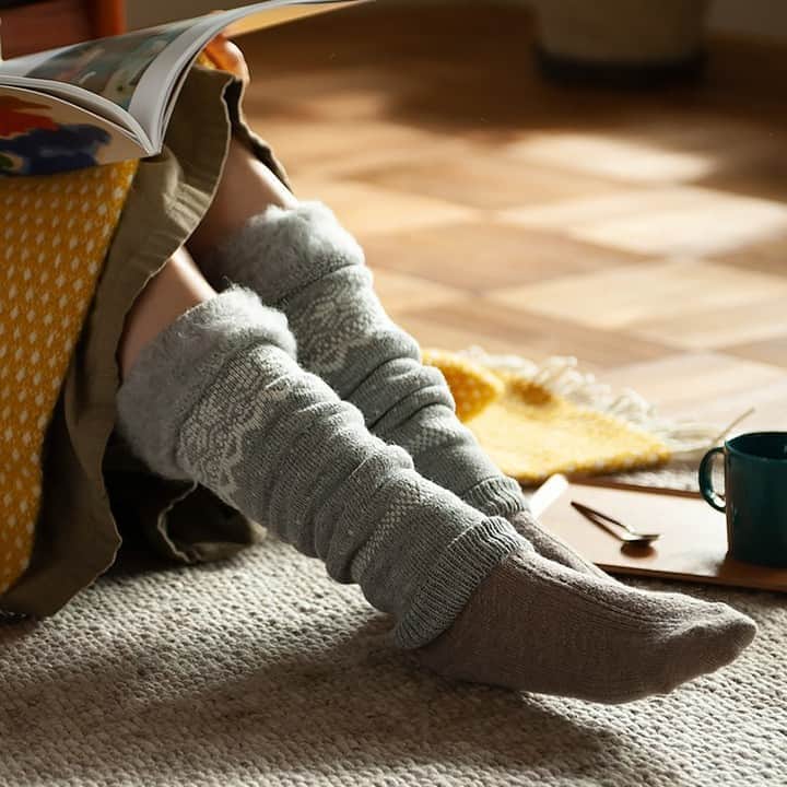 のインスタグラム：「. ふわふわの起毛であたたか。冬の必需品「レッグウォーマー／アームウォーマー（シドステ）」のご紹介です。 . レッグウォーマーとして優秀なのはもちろん、アームウォーマーとしても使えるのも嬉しいところ。冷え込む朝晩や、パソコンなどのデスクワークのときに、手首をしっかり温めサポートしてくれます。 ラインナップはひし形模様の「ネリオ（四角形）」と、雪の降る景色を表したかのような「ムイスト（思い出）」の2種類、カラーは「ダークグレー」と「ライトグレー」の2色。 . ▼詳細はプロフィールのリンクからご覧いただけます。 → @freedesign_jp . 【取扱店舗】 #フリーデザインオンラインショップ . #sidoste #シドステ #レッグウォーマー #アームウォーマー #もこもこ #裏起毛 #あったかアイテム #冬物 #冬支度 #フィンランド #シンプルデザイン #freedesign #フリーデザイン #吉祥寺 #kichijoji #ライフスタイルショップ #シンプルライフ #丁寧な暮らし #暮らしを整える」