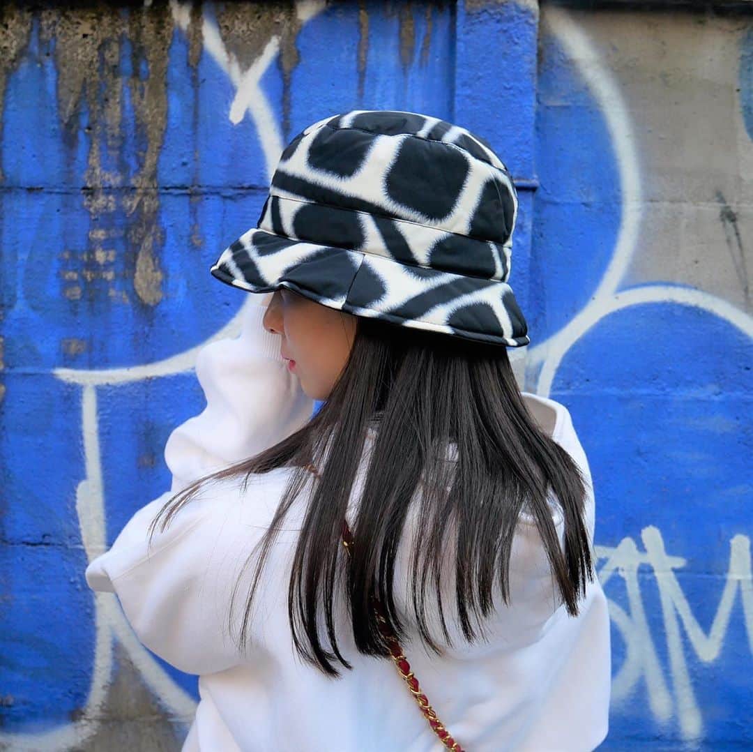 Vintage Brand Boutique AMOREさんのインスタグラム写真 - (Vintage Brand Boutique AMOREInstagram)「Chanel sport reversible bucket hat❗️  🔍On website search for AO30056  Free Shipping Worldwide 📩DM for more info and pricing ➡️info@amorevintagetokyo.com   #AMOREvintage #AMORETOKYO #tokyo #Omotesando #Aoyama #harajuku #vintage #vintageshop #ヴィンテージ #ヴィンテージショップ #アモーレ #アモーレトーキョー #表参道 #青山 #原宿#東京 #chanel #chanelvintage #vintagechanel #ヴィンテージ #シャネル #ヴィンテージシャネル #シャネルヴィンテージ #amorewardrobe #アモーレワードローブ」11月3日 18時06分 - amore_tokyo