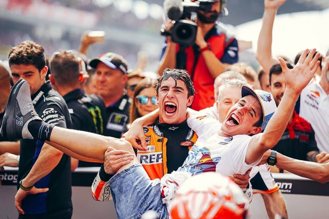 レプソル・ホンダのインスタグラム：「A year ago 🎣 The Moto2 World Champion 🎖Setting a new @motogp points record」