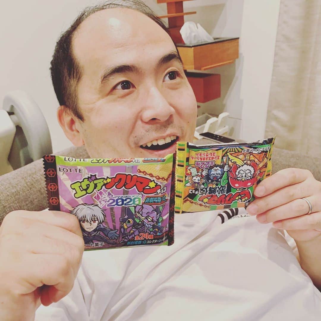 斎藤司のインスタグラム：「今人気のビックリマン買ったよ！ なかなか炭治郎出ないなぁ。 #鬼滅の刃マンチョコ  #すごい人気 #どこにも売ってない #２つだけ買えた #寝落ちしてしまった #気づけば夜 #今日終わり泣 #鬼滅の刃」