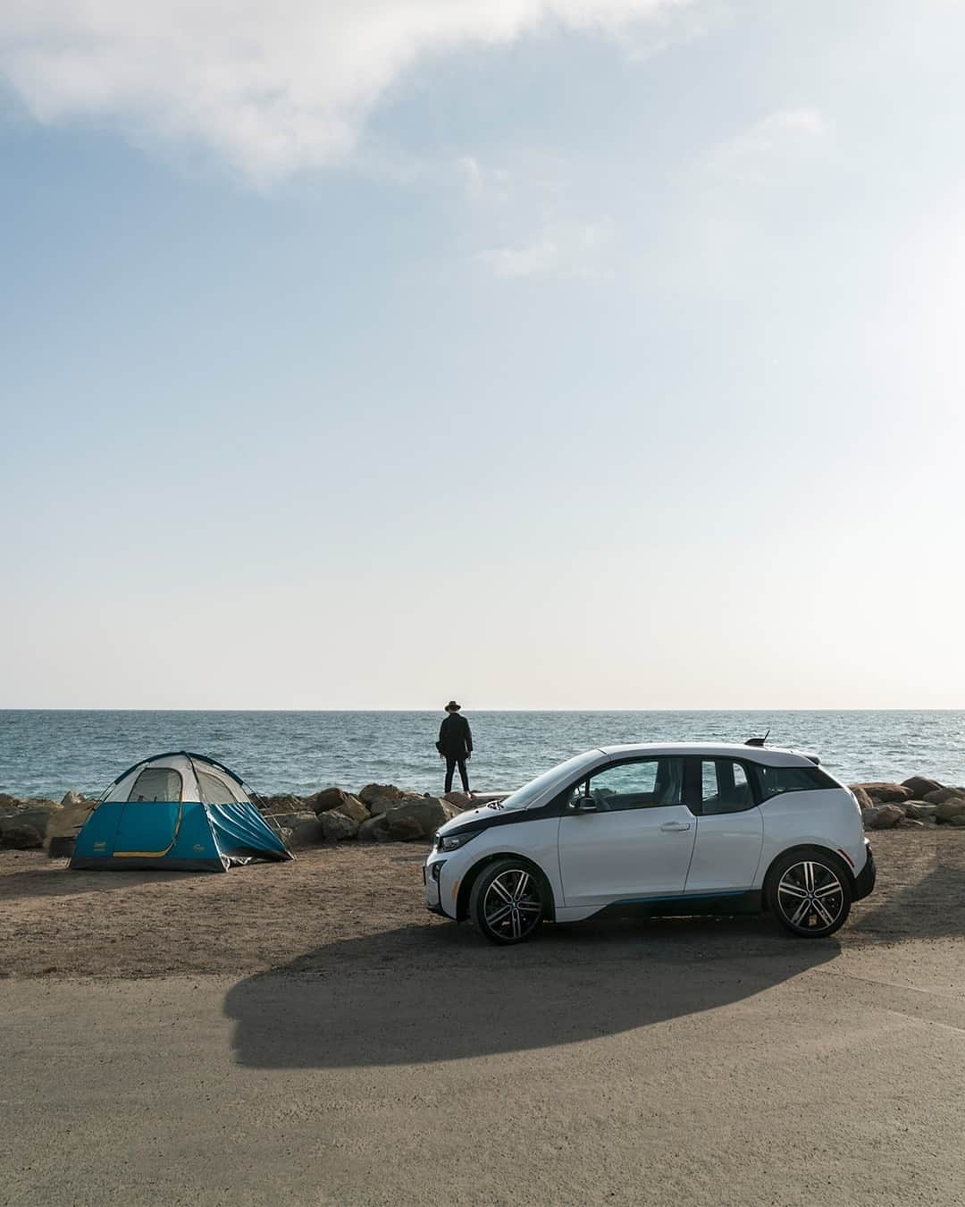 BMWさんのインスタグラム写真 - (BMWInstagram)「Sun-spotting.  The BMW i3.  #THEi3 #BMW #i3 @thismintymoment @sohohouse @bmwgroupculture @bmwi  __ BMW i3 (120 Ah): Energy consumption in kWh/100 km (combined): 13.1. CO2 emissions in g/km (combined): 0. Further information: www.bmw.com/disclaimer.  	 Acceleration (0-100 km/h): 6.9 s. Power: 125 kW, 170 hp, 250 Nm. Top speed (limited): 160 km/h.」11月3日 18時10分 - bmw