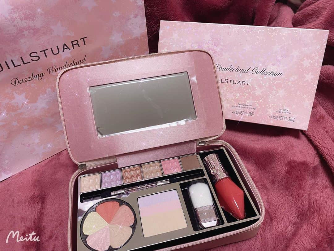 みなたろのインスタグラム：「୨୧ *⑅❤︎·̩͙ 今年もジルのクリスマスコフレ💄 予約して発売初日に買ってきた₍ ᐢ. ̫ .ᐢ ₎💕 色合い全部好き〜♡かわいい〜♡ . #jillstuartbeauty  #クリスマスコフレ2020」