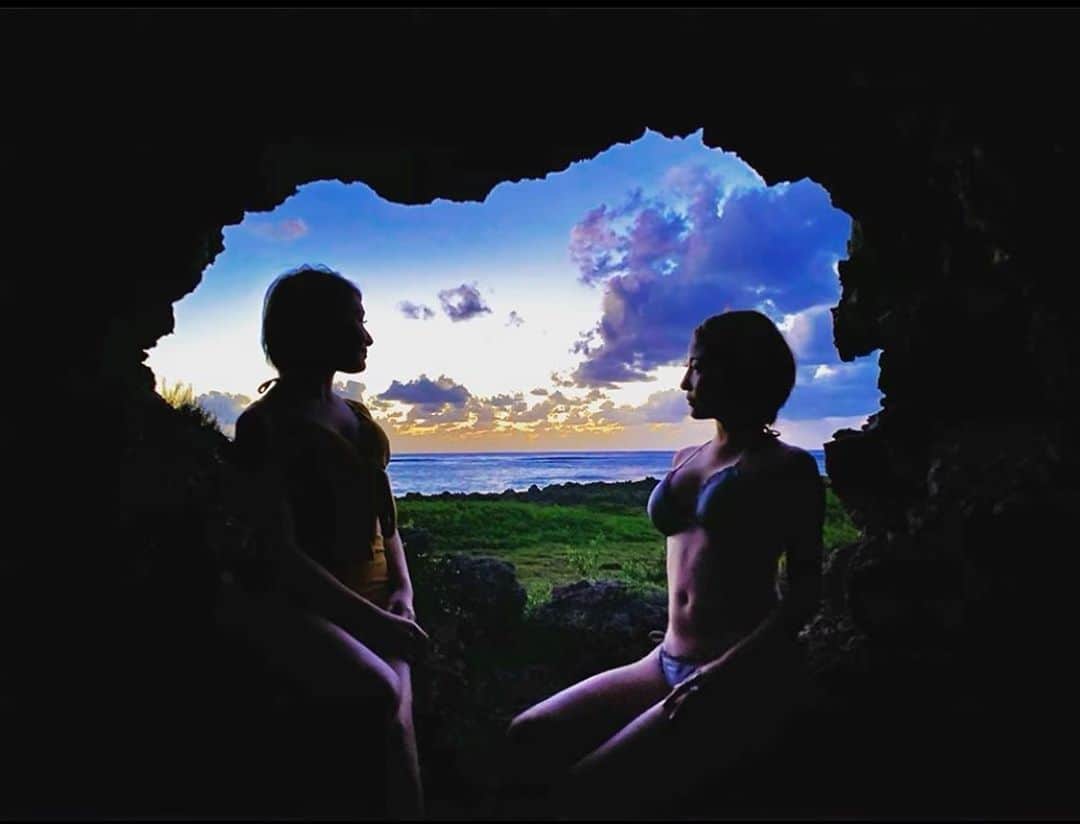 のインスタグラム：「海が見えるお洒落な洞窟で🥺❤️ 頭ぶつけてたんこぶできた😝w 　 　 　 　 　 　 #宮古島 #伊良部島 #photography #photo #photooftheday #photographer #写真 #写真好きな人と繋がりたい」