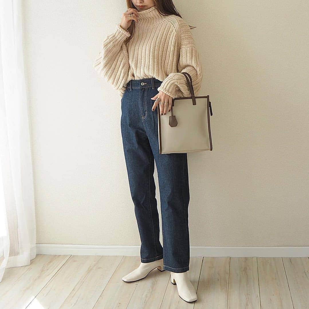 ハニーズ公式さんのインスタグラム写真 - (ハニーズ公式Instagram)「#Repost @natsumiwear﻿ • • • • • •﻿ ﻿ 586-71-0137 ⑥ライトインディゴ﻿ 『サス付ストレートパンツ』￥2,480﻿ ﻿ 240-121-7134 ⑦グレージュ﻿ 『パイピングスクエアBag』￥2,280﻿ ﻿ @natsumiwearさんの投稿です。﻿ 素敵な投稿ありがとうございます。﻿ ﻿ • • • • • •﻿ ﻿ #hm ×#ハニーズ コーデ☺︎﻿ ﻿ ﻿ #チャンキーニット に﻿ ﻿ @honeysofficial のサス付きストレートパンツ☺︎﻿ ﻿ スクエアバッグもハニーズのだよ✧﻿ ﻿ ニット×デニムのドカジュアルスタイルだけどバッグのおかげでちょいキレイめになる𓃻♥︎﻿ ﻿ 白ブーツは#GRL です♩﻿ ﻿ ﻿ ﻿ ﻿ ﻿ ﻿ #pr #honeys #ハニーズコーデ #オトナカジュアル #大人カジュアル #カジュアルコーデ  #プチプラコーデ #プチプラ #mineby3mootd #秋コーデ #冬コーデ #秋冬コーデ #mamagirl #アラサーコーデ #アラサー #mineプチプラ部 #高見えコーデ #デニムコーデ #デニムパンツ #エイチアンドエム #エイチアンドエム購入品 #シンプルコーデ #ニットコーデ  #きょコ #白ブーツ @parte_official @mineby3m @locari_jp @drobe_official @parte_official @beautymatome」11月3日 18時25分 - honeysofficial
