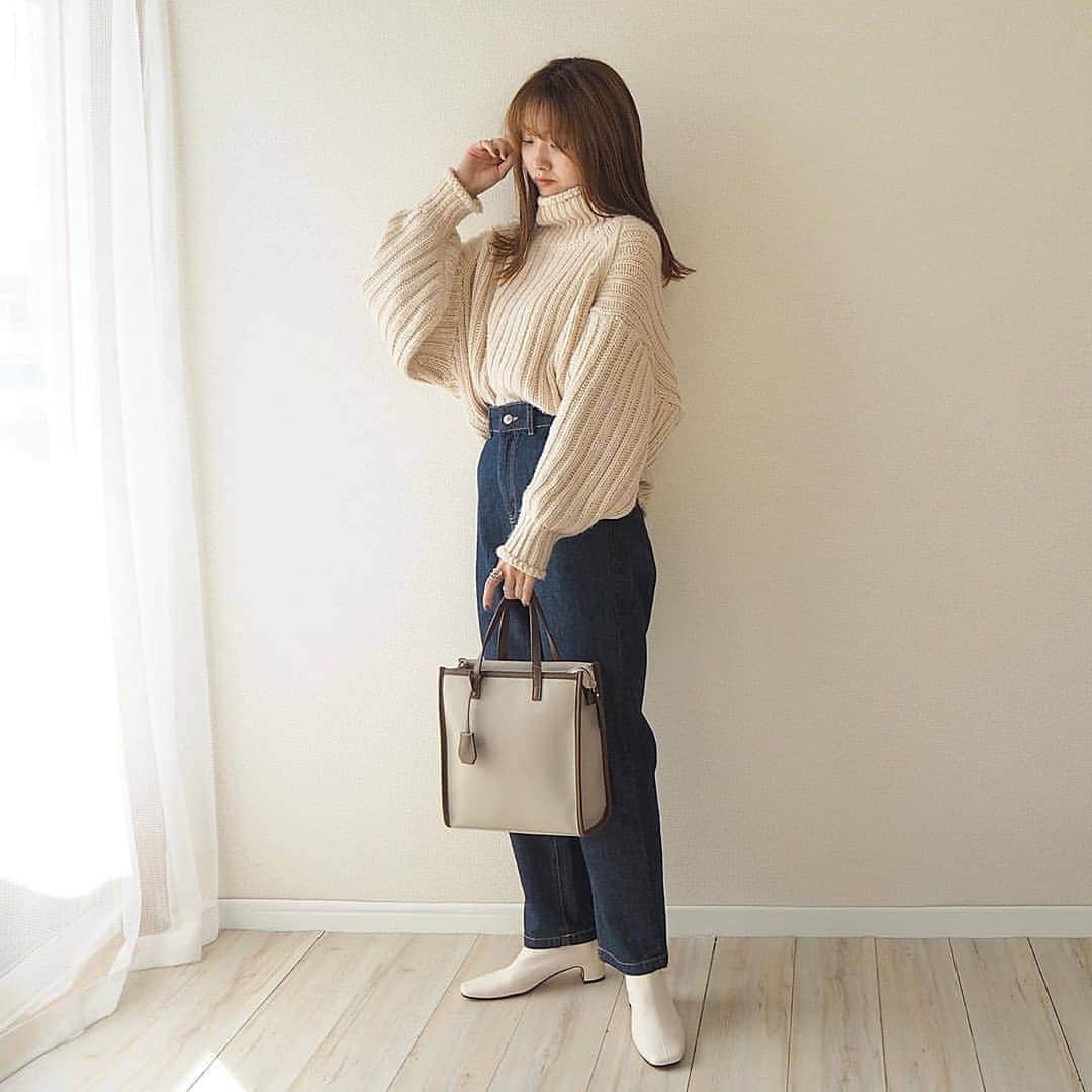 ハニーズ公式さんのインスタグラム写真 - (ハニーズ公式Instagram)「#Repost @natsumiwear﻿ • • • • • •﻿ ﻿ 586-71-0137 ⑥ライトインディゴ﻿ 『サス付ストレートパンツ』￥2,480﻿ ﻿ 240-121-7134 ⑦グレージュ﻿ 『パイピングスクエアBag』￥2,280﻿ ﻿ @natsumiwearさんの投稿です。﻿ 素敵な投稿ありがとうございます。﻿ ﻿ • • • • • •﻿ ﻿ #hm ×#ハニーズ コーデ☺︎﻿ ﻿ ﻿ #チャンキーニット に﻿ ﻿ @honeysofficial のサス付きストレートパンツ☺︎﻿ ﻿ スクエアバッグもハニーズのだよ✧﻿ ﻿ ニット×デニムのドカジュアルスタイルだけどバッグのおかげでちょいキレイめになる𓃻♥︎﻿ ﻿ 白ブーツは#GRL です♩﻿ ﻿ ﻿ ﻿ ﻿ ﻿ ﻿ #pr #honeys #ハニーズコーデ #オトナカジュアル #大人カジュアル #カジュアルコーデ  #プチプラコーデ #プチプラ #mineby3mootd #秋コーデ #冬コーデ #秋冬コーデ #mamagirl #アラサーコーデ #アラサー #mineプチプラ部 #高見えコーデ #デニムコーデ #デニムパンツ #エイチアンドエム #エイチアンドエム購入品 #シンプルコーデ #ニットコーデ  #きょコ #白ブーツ @parte_official @mineby3m @locari_jp @drobe_official @parte_official @beautymatome」11月3日 18時25分 - honeysofficial