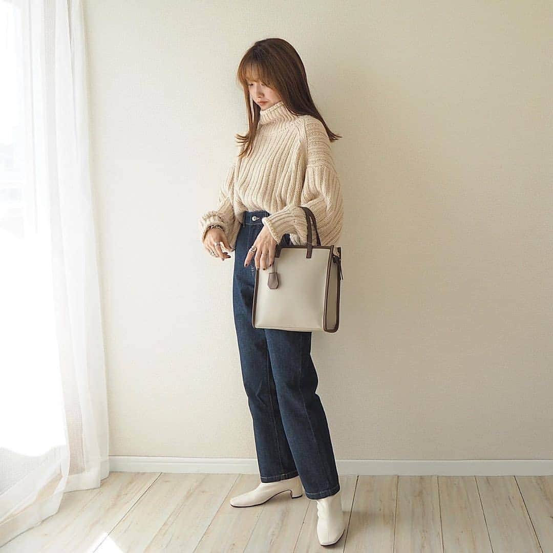 ハニーズ公式さんのインスタグラム写真 - (ハニーズ公式Instagram)「#Repost @natsumiwear﻿ • • • • • •﻿ ﻿ 586-71-0137 ⑥ライトインディゴ﻿ 『サス付ストレートパンツ』￥2,480﻿ ﻿ 240-121-7134 ⑦グレージュ﻿ 『パイピングスクエアBag』￥2,280﻿ ﻿ @natsumiwearさんの投稿です。﻿ 素敵な投稿ありがとうございます。﻿ ﻿ • • • • • •﻿ ﻿ #hm ×#ハニーズ コーデ☺︎﻿ ﻿ ﻿ #チャンキーニット に﻿ ﻿ @honeysofficial のサス付きストレートパンツ☺︎﻿ ﻿ スクエアバッグもハニーズのだよ✧﻿ ﻿ ニット×デニムのドカジュアルスタイルだけどバッグのおかげでちょいキレイめになる𓃻♥︎﻿ ﻿ 白ブーツは#GRL です♩﻿ ﻿ ﻿ ﻿ ﻿ ﻿ ﻿ #pr #honeys #ハニーズコーデ #オトナカジュアル #大人カジュアル #カジュアルコーデ  #プチプラコーデ #プチプラ #mineby3mootd #秋コーデ #冬コーデ #秋冬コーデ #mamagirl #アラサーコーデ #アラサー #mineプチプラ部 #高見えコーデ #デニムコーデ #デニムパンツ #エイチアンドエム #エイチアンドエム購入品 #シンプルコーデ #ニットコーデ  #きょコ #白ブーツ @parte_official @mineby3m @locari_jp @drobe_official @parte_official @beautymatome」11月3日 18時25分 - honeysofficial