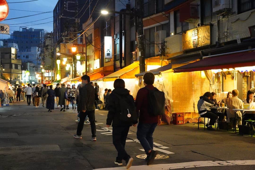 Toypoodle Mikuru?Asakusa Tokyoさんのインスタグラム写真 - (Toypoodle Mikuru?Asakusa TokyoInstagram)「20201103 Tuesday. Good evening! Friends ✨ . よるんぽ みくるんsnapshot📸 浅草寺、奥山おまいりまちぬけてホッピー通り🍶 ホッピー通りは相変わらず人出が多かったです。 GO TOに東京も含まれるようになってから、お着物で観光している人も増えてきます。 浅草も、段々賑わいが戻って来てますよ☺️ . #街角みくるん #マフラーガール #ツインテールは振り向かない . #toypoodle#poodle#poodle_playoffs#みくるん#トイプードル#プードル#タイニープードル#犬バカ部#ワンコなしでは生きて行けません会#貴婦狗 #東京トイプードル #asknowasdewan公式アンバサダー #inuclub_jpn #asknowasdewan#poodlesofinstagram #dogsofinstagram#instadog#dog#igersjp#inutokyo#cutedog #dog_features #purapurafamily @i.am.mikuru #토이푸들 #浅草」11月3日 18時18分 - purapura299