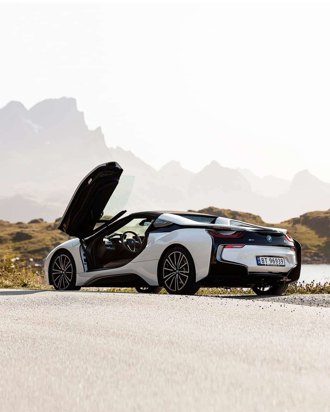 BMWのインスタグラム：「A wave from us to you. 👋👋👋 The BMW i8 Roadster. #THEi8 #BMW @BMWi #BornElectric @bmwgroupculture __ BMW i8 Roadster: Energy consumption in kWh/100 km (combined): 14.5. Fuel consumption in l/100 km (combined): 2.0. CO2 emissions in g/km (combined): 46. Further information: www.bmw.com/disclaimer.  Acceleration (0-100 km/h): 4.6 s. Power: 275 kW, 374 hp, 570 Nm. Top speed (limited): 250 km/h.」