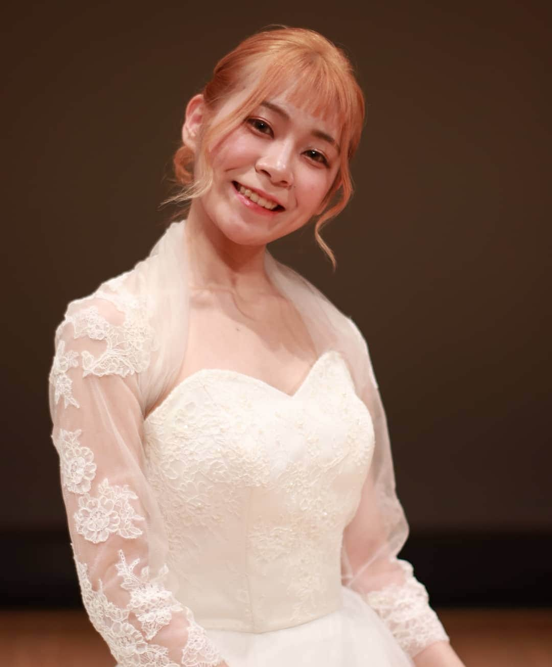 山口さくらのインスタグラム：「こちらのウェディングドレスはワタべウェディング様からお借りしました🌸 このボレロがお気に入りです💗 ウェディングドレスは白いから金髪じゃないほうが似合うかな…とか心配してたんですけどこれはこれで良い色合いだと思っています🌸前髪は…わからん…  #ワタベウェディング #リゾートウェディング」