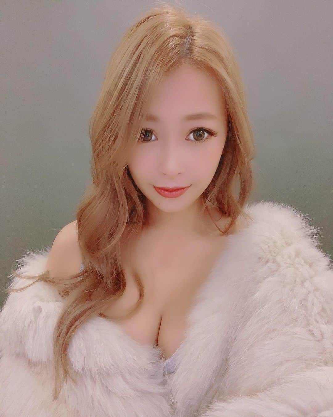のインスタグラム：「・ モフモフ🐑 ・ 何億光年かぶりに付けまつげつけた！！👀 腕はまだ鈍っていなかったみたい！(女子ならわかる) ・ ・ #名古屋#錦#錦3#シェリエ#GOLD#サロンドゴールド#salondegold#newドレス#キャバクラ#キャバ嬢#シャンパン#撮影#followforfollowback #likeforlike#キャバ嬢の日常」
