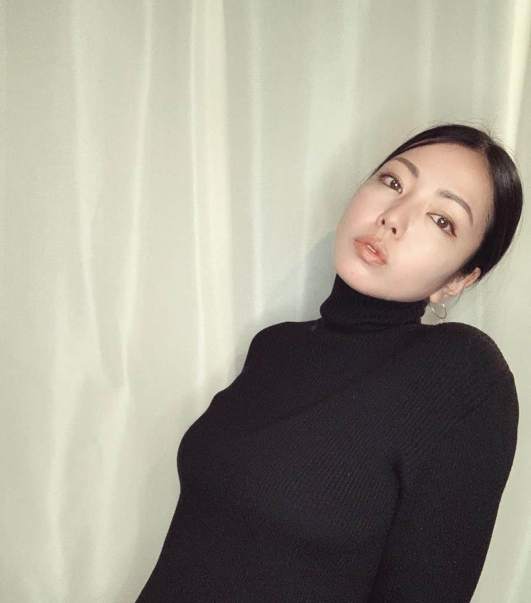 黒木桃子のインスタグラム：「冬はやっぱり タートルネッカー🦚」