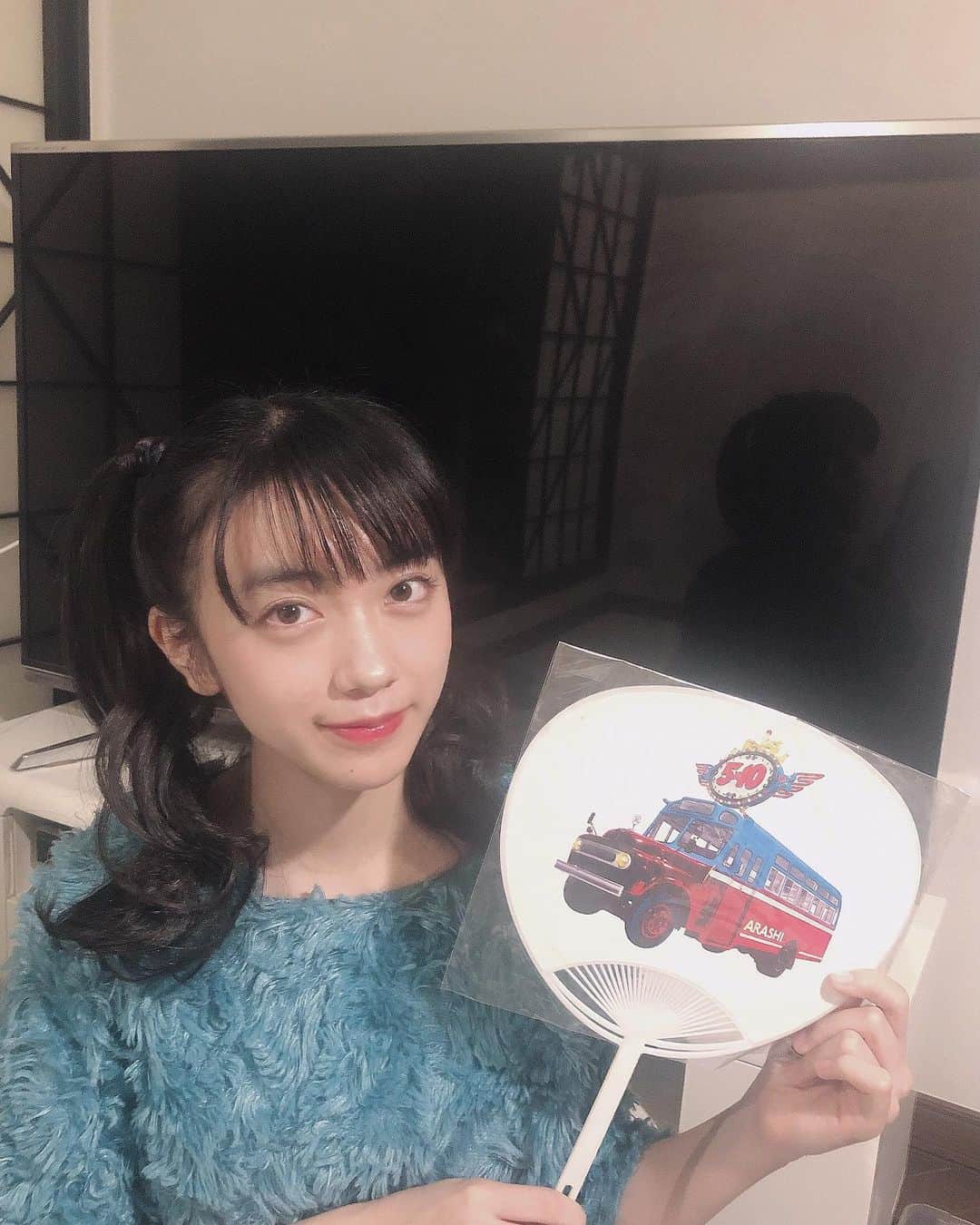 のインスタグラム：「嵐フェスまで後1時間！！！ 朝から勉強頑張ったのでご褒美🤤 嵐さんのライヴに初めて行かせて頂いた時ににプレゼントして貰ったうちわです！ 大切すぎて袋からずっと開けられていません笑笑 皆さん楽しみましょう！！！」