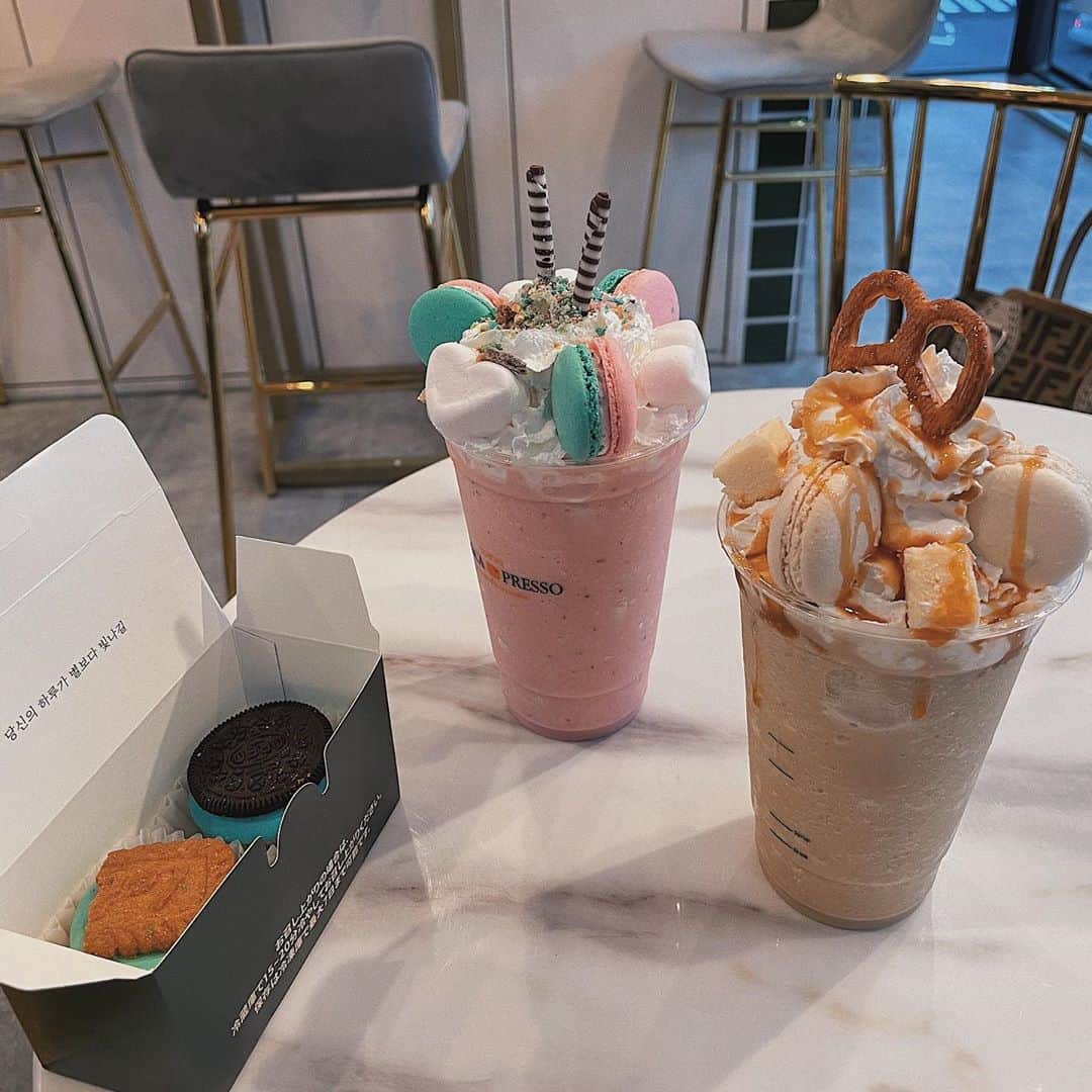のインスタグラム：「きゃわたにえん卍 マカプレッソ@新大久保  #macaron#macapresso#shinokubo#tokyo#japan#cafe#dayoff#新大久保#マカプレッソ#カフェ巡り#新大久保カフェ#休日#糖質#マカロン」