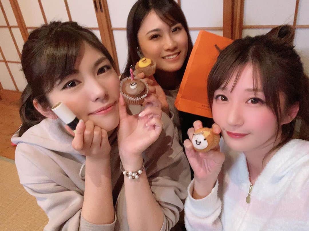 熊林保奈美のインスタグラム：「* . 前回のGT富士の時、 とってぃお休みの回で お祝いできてなかったからと、 とってぃとらんらんが 改めて誕生日のお祝いをしてくれました🥺 . . サプライズ嬉しすぎて泣きそうだったのに、 カップケーキに刺さってたろうそくが 消えなすぎて笑い転げた😂 なかなか火が消えない ドッキリのろうそくだったらしい🤣 私の肺活量ろうそくの火も消せないくらい 低下したのかと思った笑 . . プレゼントに 女子力めっちゃ高い口紅も頂いたの😳💄 2人とも本当にありがとう☺️💗 . . * #埼玉トヨペットサポーターズ #レースクイーン #RQ #熊林保奈美 #道産子 #Japanesegirl #paddokgirls #pitgirl #instalike #맞팔 #selfie #selca」