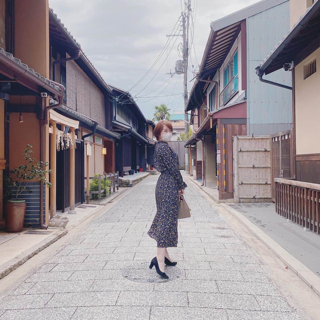 のインスタグラム：「昨日のYouTube動画で着ていた小花柄のワンピースの色違い☺️  こちらは去年購入したGUのワンピースです✨ ウエストのゴムが緩いので、たくさん食べる時に着ることが多いかも🤣 気に入りすぎて2色買いしてしまったアイテムです😅  最近の名古屋は昼間は20度くらいで インナーにヒートテック、そしてニット&ストールで過ごせるけど、夜は急に寒くなるので、レザージャケットなどのアウターが必須ですね🤗  #コーディネート #コーデ #coordinate #ファッション #ファッションコーデ #fashion #fashiongram #fashionstyle #アラフォー #アラフォーコーデ #アラフォーファッション #40代 #40代コーデ #40代ファッション #プチプラコーデ #プチプラファッション #ワンピース #gu」