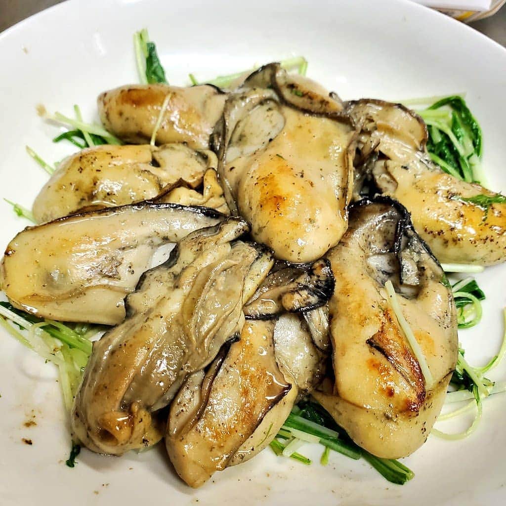 鈴木奈都のインスタグラム：「大粒かきのバター炒め。ついでに炒めた水菜が、カキ汁を吸ってうめぇ！  #魚料理 #牡蠣 #ザバヨミクッキング」