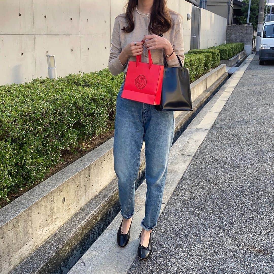 DHOLIC SNAPのインスタグラム：「meg_mocさんの#dholicsnap⁠ 　⁠ TOPS：@dholic_official⁠ 　⁠ 【STYLE】⁠ #indibrand⁠ #袖ボタンニットandカーディガンSET⁠ 全4色￥6,226(税込)⁠ 　⁠ みなさんもぜひ#dholicsnap をつけて⁠ コーディネートを投稿してください📸💕⁠ 　⁠ ※上記以外のご着用アイテムにつきましては品切れ商品、または、私物となります。⁠ 　⁠ #DHOLIC#dholicism#fashion#ootd⁠ #プチプラコーデ#今日のコーデ#今日の服⁠ #カーディガン#カーディガンコーデ#シンプルコーデ⁠ #大人カジュアル#秋冬ファッション#おでかけコーデ」