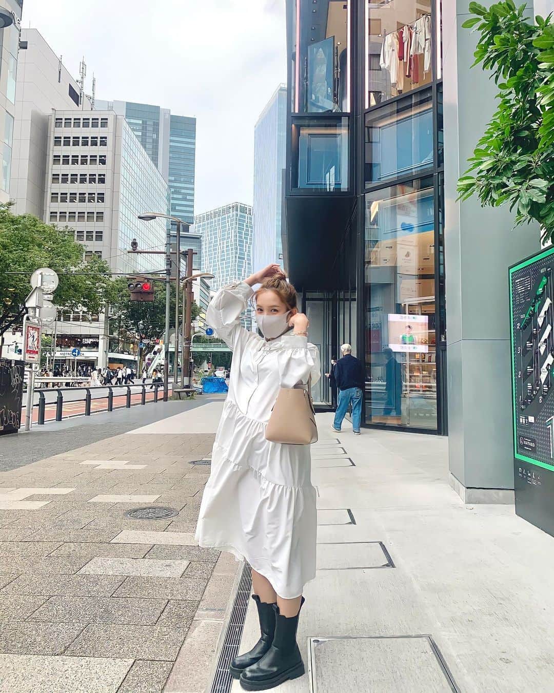 Lilmeのインスタグラム：「東京に10年住んだら渋谷をすっぴんで行くようになったよ、お母さん🗼﻿ ﻿ 東京の美味しいお店もたくさん見つけました！﻿ ﻿ 10年おきに私は大きな決断をしている気がします﻿ ﻿ そして今年も自分の人生を振り返り、﻿ 新たな挑戦をします﻿ ﻿ 日常を変えることは少し怖いことだけど﻿ きっとその先に新しい良い変化が訪れるはず😊﻿  今年も残りわずかなので日本の美味しい食べ物 食べ尽くしたいー🐟！！！（#海鮮が一番すき） ﻿ ﻿ ﻿#東京#東京グルメ#東京カフェ#レバ刺し#スープカレー#牡蠣 #東京観光#도쿄관광#도쿄음식#일본관광#시부야#카페」