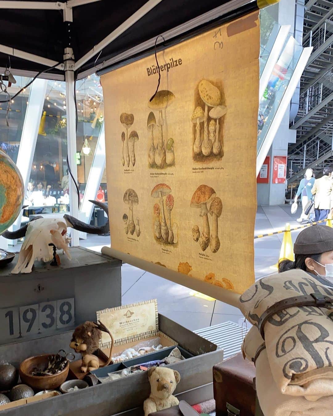 中西悠理さんのインスタグラム写真 - (中西悠理Instagram)「有楽町で骨董市を覗きました👀 食器、本、お洋服、宝石… 今はどこにもないような古い物がずらり。 宝物探し感があって眺めているだけで 楽しかったです。 （そして何も買わずに帰るいつものパターン🏃‍♀️🏠）」11月3日 18時31分 - yuuri.nakanishi