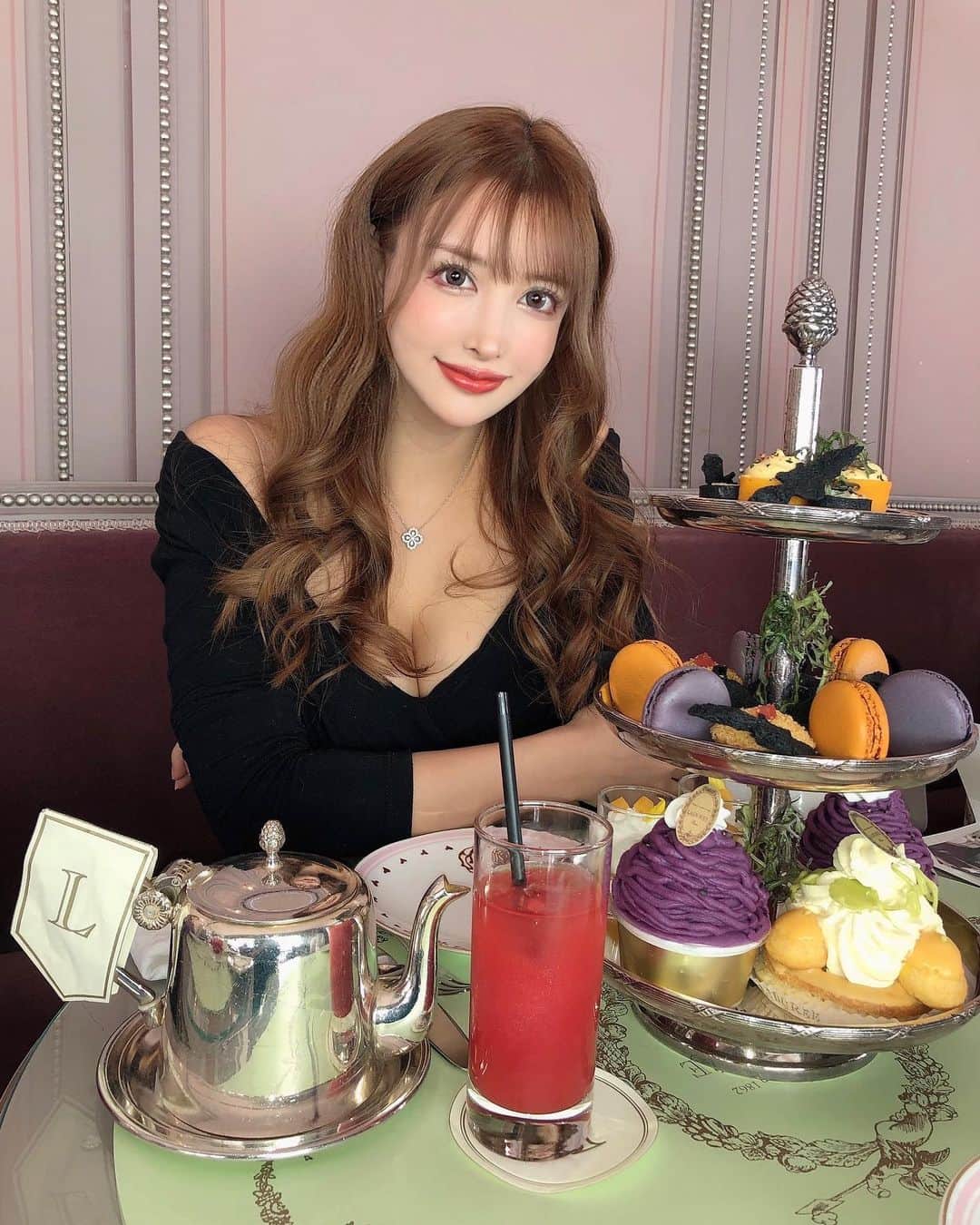 のインスタグラム：「. 【Laduree銀座】で女子会❤️🎂🍴 . ハロウィンアフタヌーンティー🍭👻🍬🎃✨ . (今更投稿ごめんなさい) (もうクリスマスと、サンクスギビングアフタヌーンティーに変わってました←) . お祝いもしてくれてありがとうございした🥺💕 . 生涯ずっと大好きメンバー❤️ . いつもありがとう❤️ . . . . . #ラデュレ#ラデュレ銀座 #銀座#銀座カフェ#渋谷#渋谷カフェ#アフタヌーンティー#アフタヌーンティー巡り#東京カフェ#新宿#恵比寿カフェ#銀座ランチ#今日のコーデ#代官山カフェ#表参道カフェ#女子会コーデ#おしゃれさんと繋がりたい#ビジョビ#おしゃれな人と繋がりたい#カフェ巡り#カフェ好きな人と繋がりたい#カフェ部#フォトジェニックスイーツ#フォトジェニックスポット#カメラ部#グルメ#グルメ部#グルメ好きな人と繋がりたい#ディズニー好きな人と繋がりたい#映えスポット」