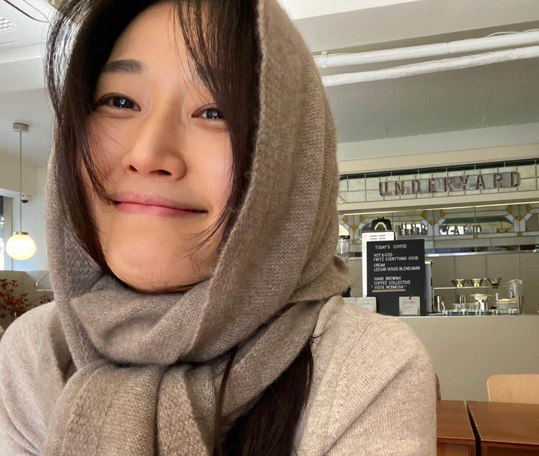 ピョン･ジョンスさんのインスタグラム写真 - (ピョン･ジョンスInstagram)「울정민이 뭘 만들어두 고급지네 ! 광고 20년동안 한 #bienworks 선배님! 언니두 네버스토팜으로 주문했다  100%몽골 캐시미어 98000원이라니  😱😱 넘부드러! #왕고급 나랑 또다른 이미지 @bienworks  응원해!  오랜만에 @ahnsunghyun17  성현언니와  잼있는 애기하며 엄청 먹었네😑 잠시 행복했어요 #과거잡지친구 #정민의조언을잘들어!!🤪 #비지니스우먼👩🏻  오늘라이브 아랫집언니가 🍕피자사오면 하구 #아님말구🙈 #언니배고파 #꼭사와줘#우리집배달꽝!!」11月3日 18時36分 - hoyatoya