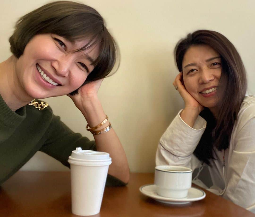 ピョン･ジョンスさんのインスタグラム写真 - (ピョン･ジョンスInstagram)「울정민이 뭘 만들어두 고급지네 ! 광고 20년동안 한 #bienworks 선배님! 언니두 네버스토팜으로 주문했다  100%몽골 캐시미어 98000원이라니  😱😱 넘부드러! #왕고급 나랑 또다른 이미지 @bienworks  응원해!  오랜만에 @ahnsunghyun17  성현언니와  잼있는 애기하며 엄청 먹었네😑 잠시 행복했어요 #과거잡지친구 #정민의조언을잘들어!!🤪 #비지니스우먼👩🏻  오늘라이브 아랫집언니가 🍕피자사오면 하구 #아님말구🙈 #언니배고파 #꼭사와줘#우리집배달꽝!!」11月3日 18時36分 - hoyatoya