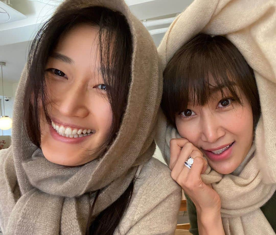 ピョン･ジョンスさんのインスタグラム写真 - (ピョン･ジョンスInstagram)「울정민이 뭘 만들어두 고급지네 ! 광고 20년동안 한 #bienworks 선배님! 언니두 네버스토팜으로 주문했다  100%몽골 캐시미어 98000원이라니  😱😱 넘부드러! #왕고급 나랑 또다른 이미지 @bienworks  응원해!  오랜만에 @ahnsunghyun17  성현언니와  잼있는 애기하며 엄청 먹었네😑 잠시 행복했어요 #과거잡지친구 #정민의조언을잘들어!!🤪 #비지니스우먼👩🏻  오늘라이브 아랫집언니가 🍕피자사오면 하구 #아님말구🙈 #언니배고파 #꼭사와줘#우리집배달꽝!!」11月3日 18時36分 - hoyatoya