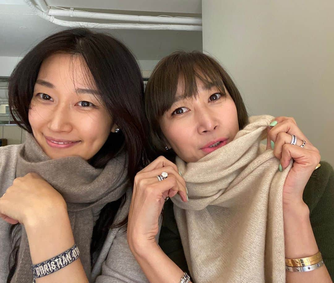 ピョン･ジョンスさんのインスタグラム写真 - (ピョン･ジョンスInstagram)「울정민이 뭘 만들어두 고급지네 ! 광고 20년동안 한 #bienworks 선배님! 언니두 네버스토팜으로 주문했다  100%몽골 캐시미어 98000원이라니  😱😱 넘부드러! #왕고급 나랑 또다른 이미지 @bienworks  응원해!  오랜만에 @ahnsunghyun17  성현언니와  잼있는 애기하며 엄청 먹었네😑 잠시 행복했어요 #과거잡지친구 #정민의조언을잘들어!!🤪 #비지니스우먼👩🏻  오늘라이브 아랫집언니가 🍕피자사오면 하구 #아님말구🙈 #언니배고파 #꼭사와줘#우리집배달꽝!!」11月3日 18時36分 - hoyatoya